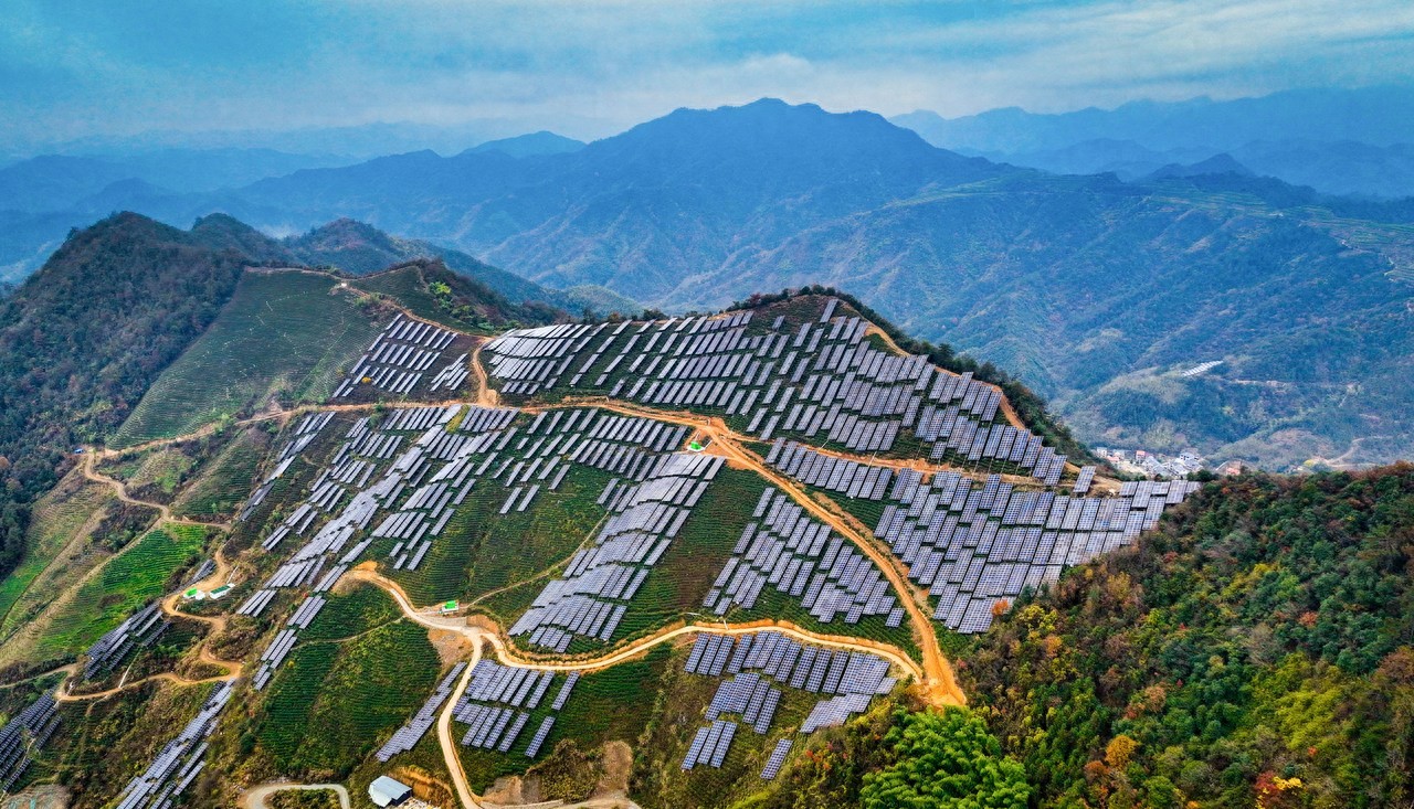 龙8官方网站恒能临安太阳镇太源村11MW茶光互补项目并网发电